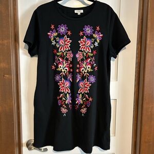 Umgee Floral Embroidered Black tunic top Size Large